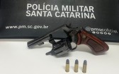 Homem é preso com arma depois de agredir e ameaçar mulher