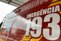 Acidente envolvendo carro e moto mobiliza bombeiros