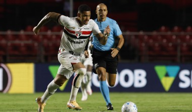 São Paulo vence o Flamengo de virada e ameniza a crise fora de campo