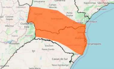 Ciclone traz temporais e ventos de até 100 km/h para SC e Paraná neste domingo