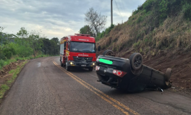 Condutor sai ileso após capotamento na Linha Santa Terezinha