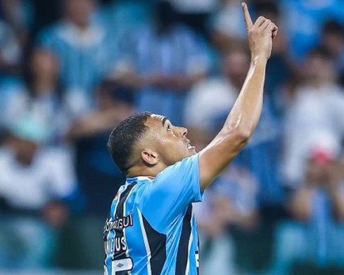 Grêmio vence o São Paulo por 2 a 0 e sobe na tabela do Brasileirão