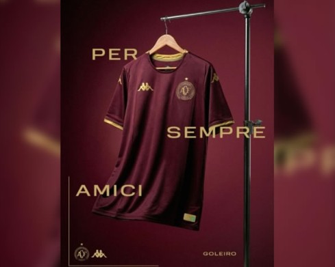 Chapecoense lança uniforme em homenagem a clube italiano