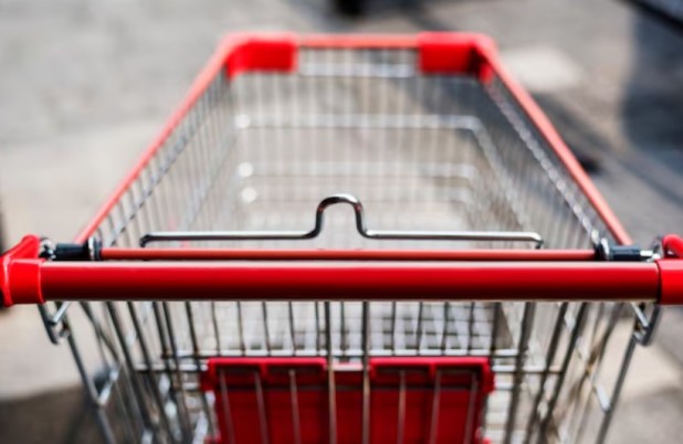 Homem é preso em flagrante por furto de bebida em supermercado no centro