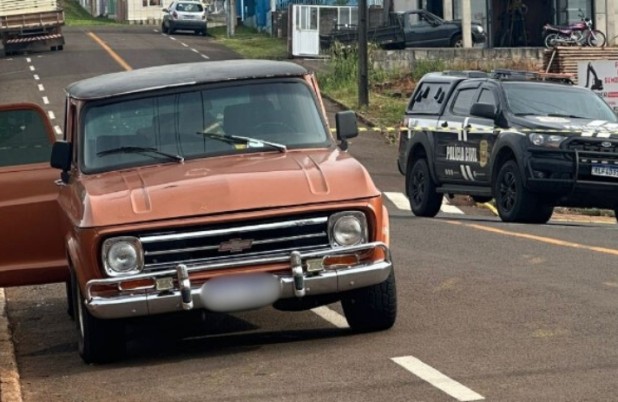 Corpo em decomposição é encontrado dentro de veículo no centro da cidade