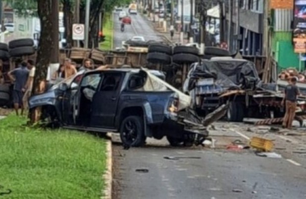 Impacto violento: Carreta desgovernada provoca grave acidente e atinge vários veículos