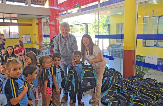 Bom Jesus do Sul entrega quase 600 mochilas e kits escolares para alunos da rede municipal