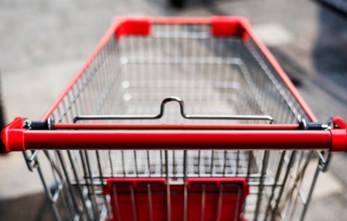 Homem é preso em flagrante por furto de bebida em supermercado no centro