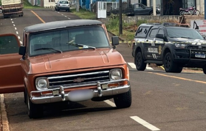 Corpo em decomposição é encontrado dentro de veículo no centro da cidade