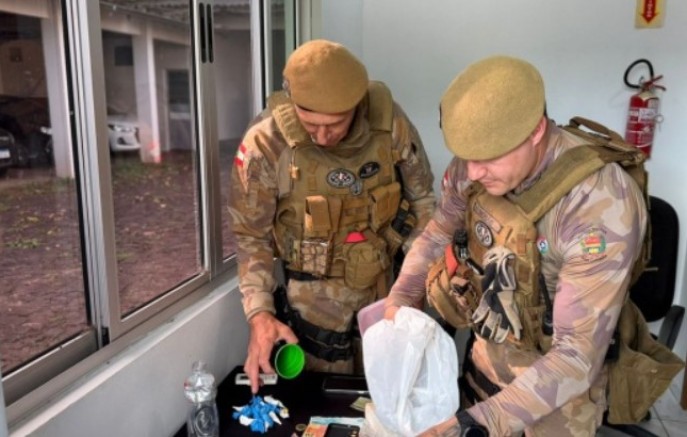 Motorista de aplicativo é preso com cerca de 800 gramas de cocaína