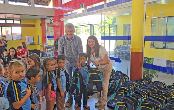 Bom Jesus do Sul entrega quase 600 mochilas e kits escolares para alunos da rede municipal