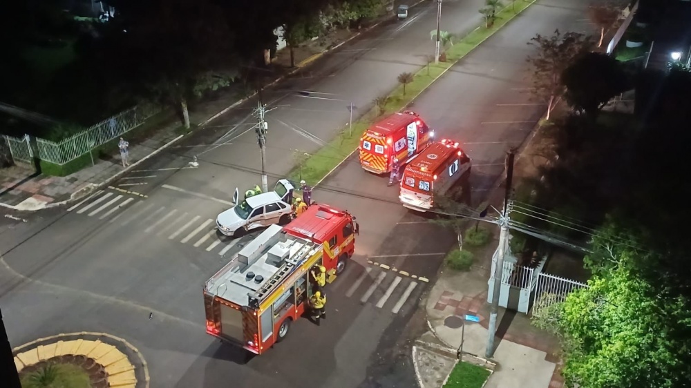 Motorista fica preso às ferragens após colisão; outro condutor fugiu