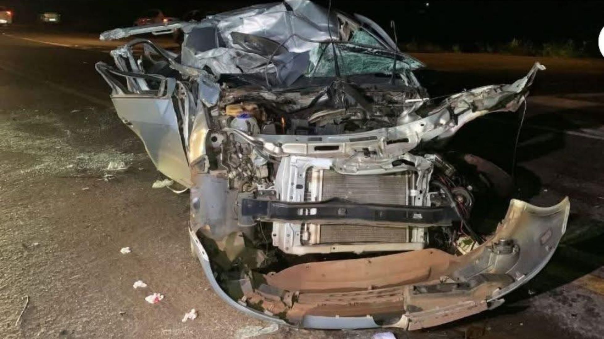 Carro fica destruído após forte batida com caminhão na BR-277