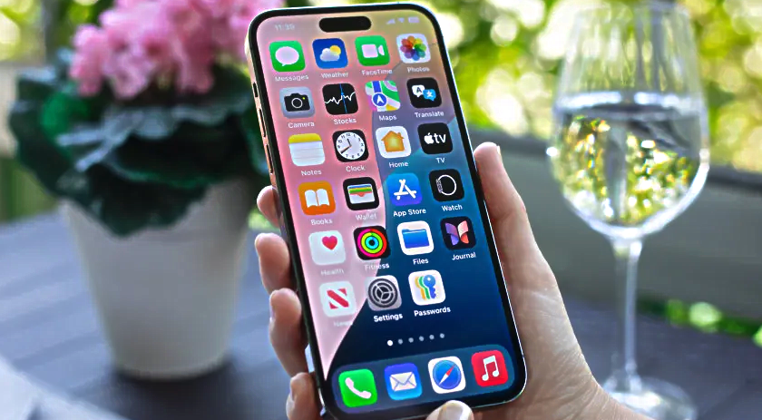 iPhone vai atender ligações de desconhecidos com inteligência artificial antes de tocar para a pessoa; entenda