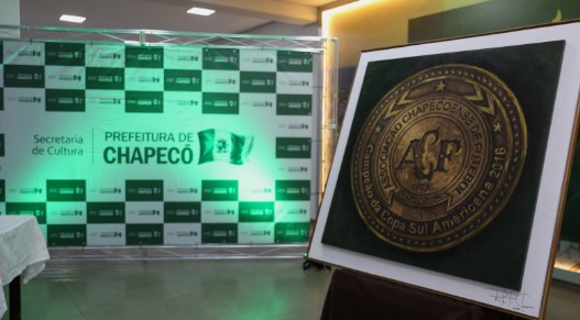 Chapecoense e Prefeitura de Chapecó recebem obra de arte em homenagem às vítimas do acidente de 2016