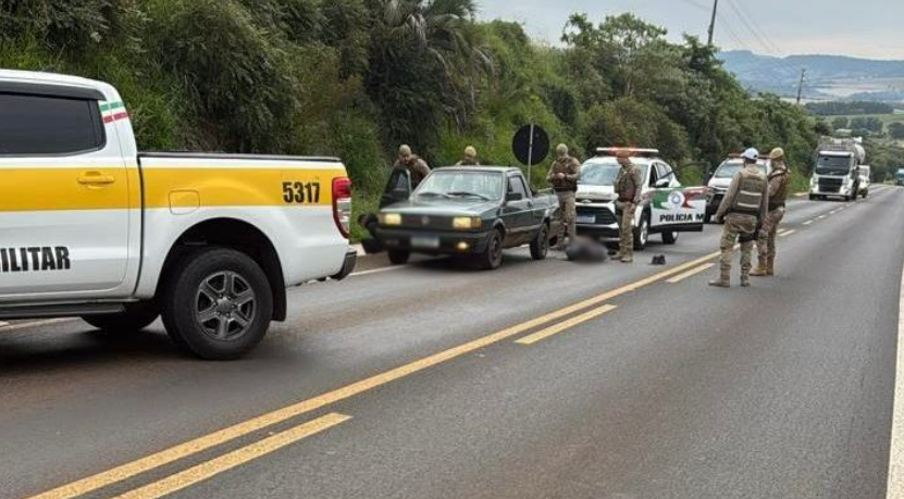 Dupla é presa com veículo furtado após fuga em rodovia no Oeste