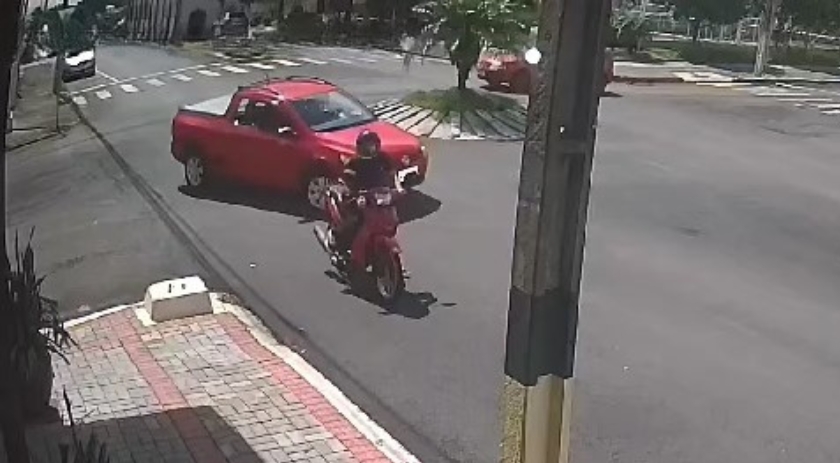 Moto bate em carro dentro da rotatória e vai embora
