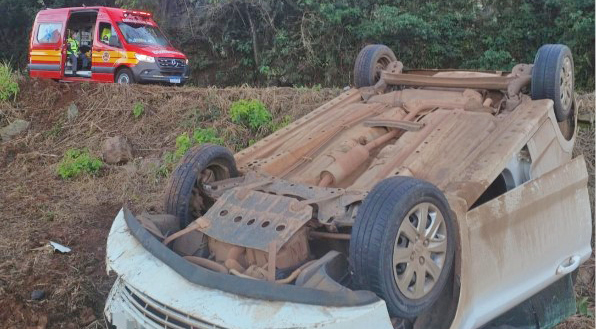 Motorista sai da pista e capota veículo na SC-163