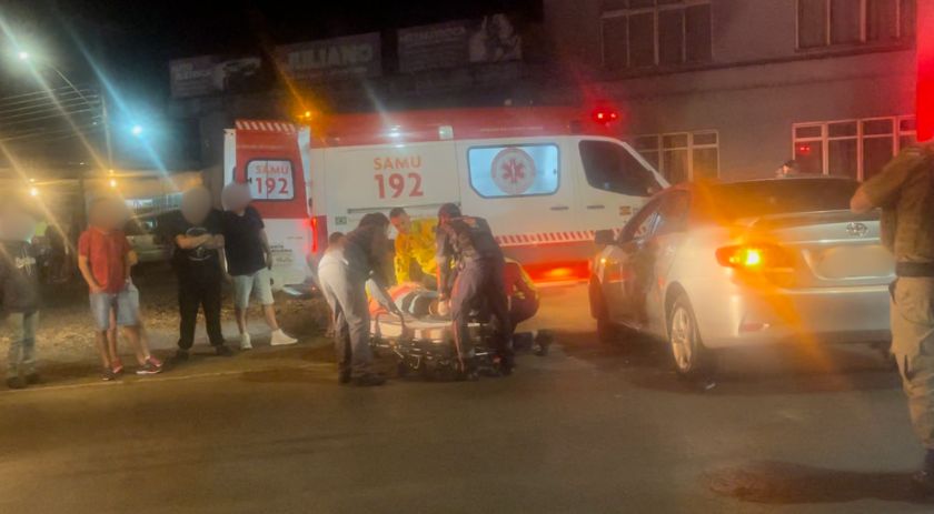 Acidente entre carro e moto deixa um ferido na Av. Paraná