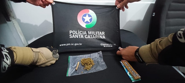 Motorista é flagrado fumando maconha enquanto dirigia