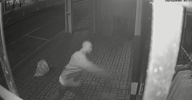 Câmera registra momento que homem quebra porta de loja para furtar