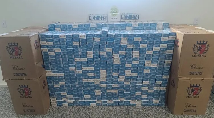 Motorista abandona carro com carga de cigarros contrabandeados após perseguição