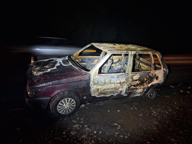 Veículo com placas de Maravilha fica destruído após incêndio em Pinhalzinho; condutor não foi localizado