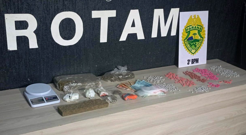 Polícia Militar apreende mais de 500 unidades de ecstasy e 1,5 kg de maconha após abordagem no Bairro Novo Horizonte