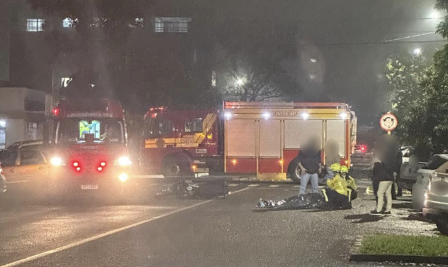 Mulher e motociclista ficam feridos após atropelamento em faixa de pedestres no Centro