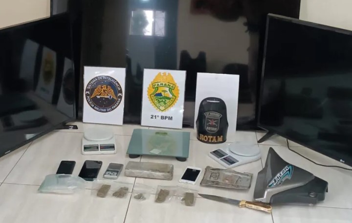 Dois homens são presos após serem flagrados com drogas e objetos furtados