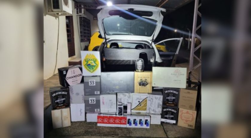 Carro é apreendido com carga de celulares e vinhos sem documentação