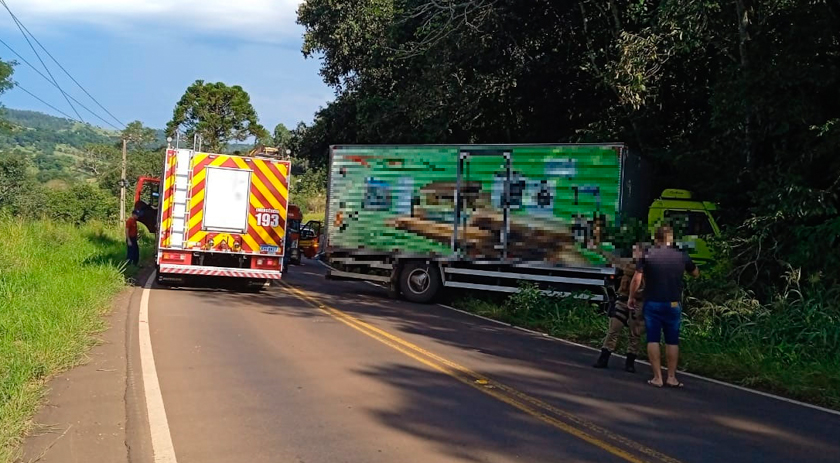 ​Homem morre em colisão entre moto e caminhão na SC-160