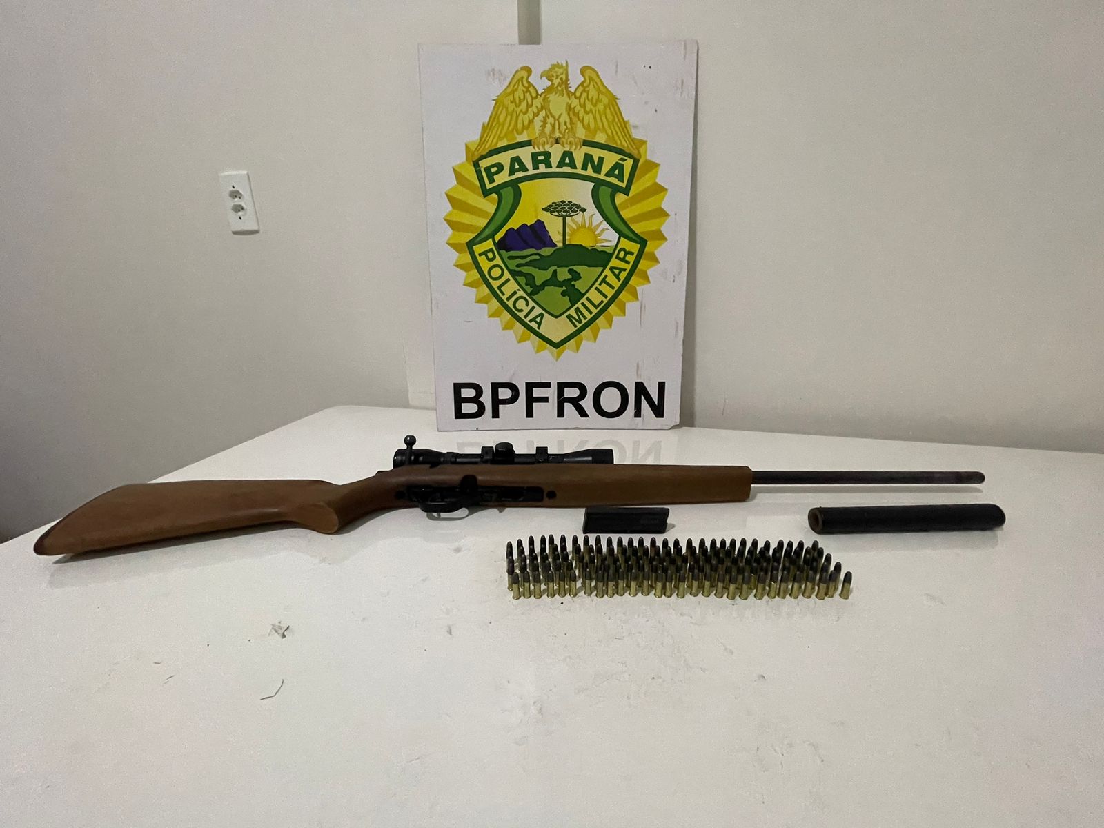 Polícia Militar realiza abordagem em Santo Antônio do Sudoeste durante Operação Hórus e apreende rifle cal. 22