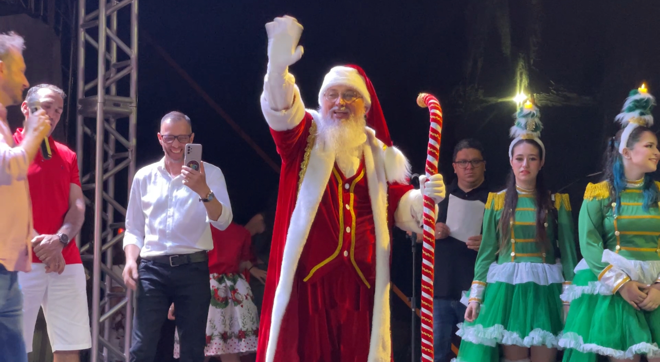 Belas apresentações marcam o início do Natal com festa especial e chegada do Papai Noel