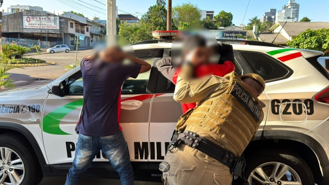 Dois homens são presos por furto de barras de chocolate