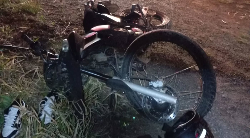 Motocicleta colide contra cerca e deixa dois feridos