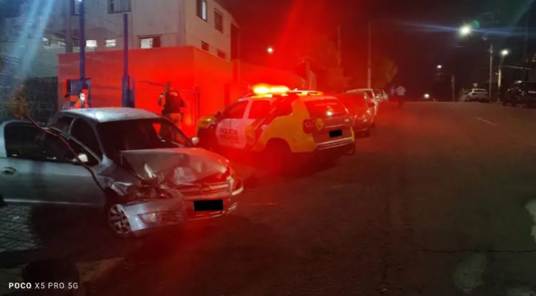 Motorista é preso por embriaguez ao volante após bater veículo contra muro