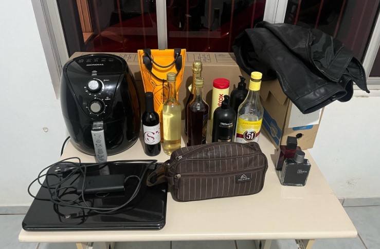 Casal furta air fryer, caixas de leite, carne e outros itens no Meio-Oeste