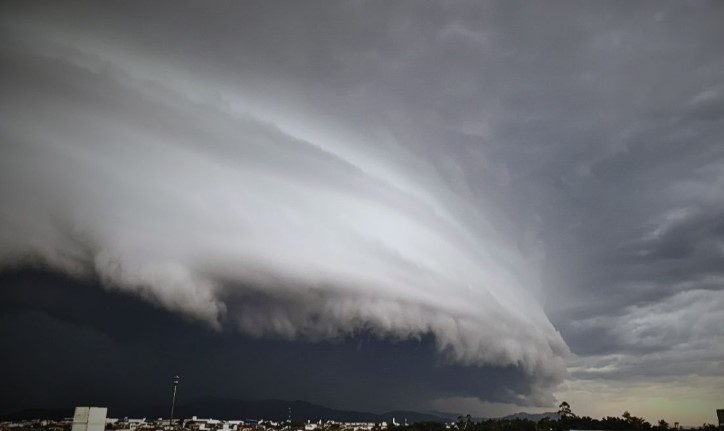 Nova frente fria avança nesta segunda-feira e traz chuva aos três estados da região