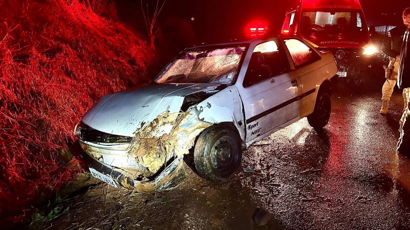 Veículo bate em barranco e é abandonado na PR-562