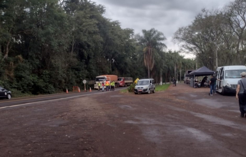 Gravação de série da Netflix interrompe trânsito na PR 497 em São Miguel do Iguaçu