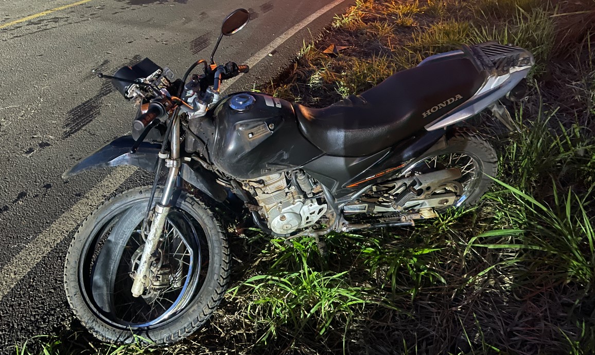 Motociclista fica ferida ao colidir com caminhão na Linha São José