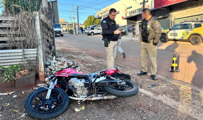 Homem fica ferido após colisão entre carro e motocicleta