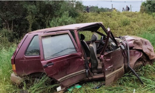 Passageira morre após carro sair da pista e capotar na SC-355
