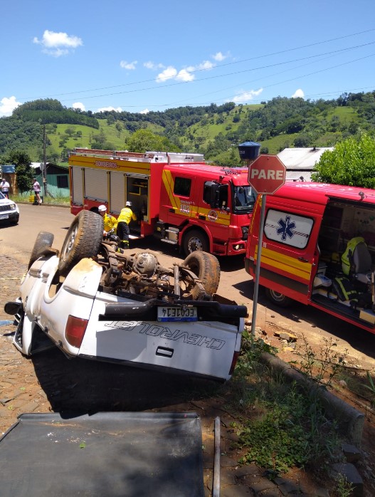 Capotamento deixa homem morto e criança ferida no acesso à Linha São Miguel