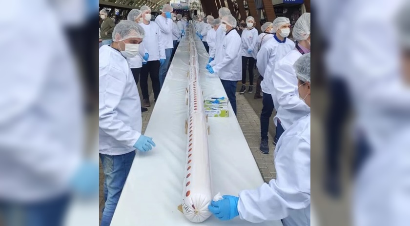 Mortadela de 88 metros e quase 2 toneladas é servida a moradores no aniversário de Concórdia