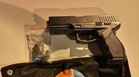 Motorista sem CNH foge da PM e é flagrado com maconha e simulacro de arma