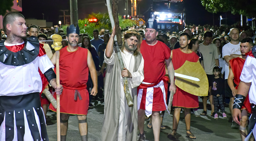 Multidão acompanha a 46ª Via Sacra da Integração em uma caminhada de fé e união