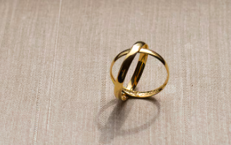 Mulher casa com bisavô dos filhos, de 92 anos, e união é anulada por suspeita de fraude