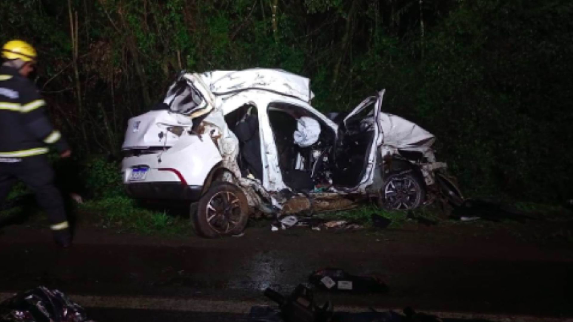 Motorista e passageiras morrem em acidente entre carro e carreta na BR-282